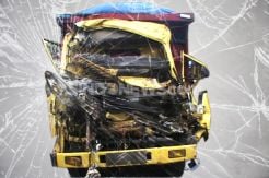 Tergilas Truk Tangki,...