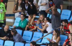 Ronda Rousey Nonton...