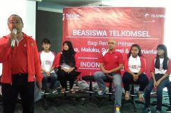 Telkomsel Berikan Beasiswa...