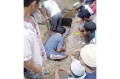 Soal Pilkades, Makam...