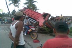 Truk Pasir Diseruduk KA Krakatau, Sopir Terpental