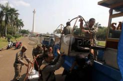 Tolak Ditertibkan, PKL Monas Ancam Petugas Pakai Parang