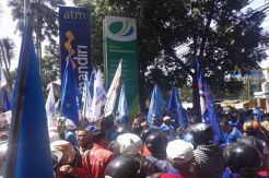 Tolak Peraturan JHT, Buruh Kepung Kantor BPJS Jabar