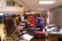 Sibuk di Bazar, Tamu...