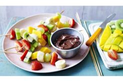 Kebab Buah Saus Cokelat yang Menyehatkan