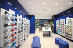 Toko Pertama Asics di...