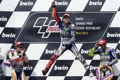 Lorenzo Tertolong Cuaca Saat Pecundangi Marquez-Rossi