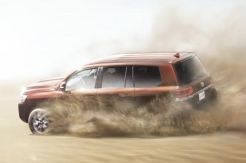 Toyota Land Cruiser 200 Keluar Kandang dengan Wajah Baru