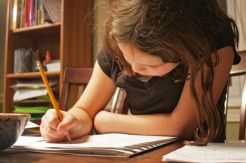Baikkah Terlalu Banyak PR untuk Anak?