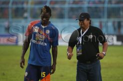 Pemain Arema Beri Penghormatan Terakhir kepada Suharno di Blitar