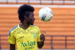 Lupakan Arema, Kennedy Janji Angkat Persebaya