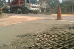 Tak Dapat Bantuan dari Pemda, Warga Cor Jalan Pakai Bambu