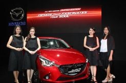 Mazda Pamerkan Busana Zoom-Zoom Girl di Panggung GIIAS