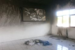 Tak Pernah Mengajar, Warga Bakar Ruang Guru