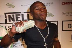 Konyol, Mayweather Jr Latihan Sambil Pegang Segepok Uang
