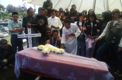 Pricilia Dimakamkan, Ibunya Nyaris Pingsan