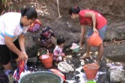 Kemarau, Warga Ngrimbi Mandi dan Mencuci di Dasar Jurang
