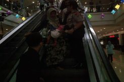 Heboh, 1 Keluarga Terjatuh dari Eskalator di Margo City