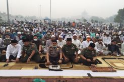 Dikepung Asap, Ribuan Warga Pekanbaru Salat Minta Hujan