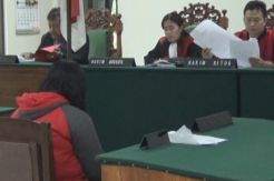 Senggol Kaca Kantor Desa hingga Pecah, IRT Dipidanakan