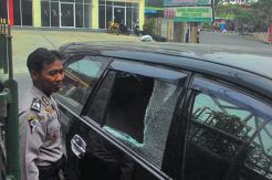 Kaca Mobil Dipecah,...