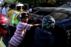 Mobil Pengantar Calon Haji Tabrak Kios Buah, Empat Terluka