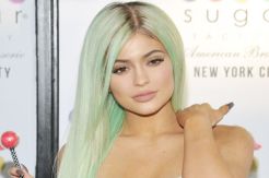 Rambut Baru Kylie Jenner Kayak Bunglon