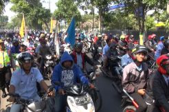 Upah Tak Cukup, Buruh Geruduk Kantor Bupati Jombang