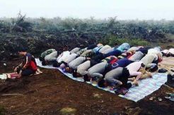 Tim Pemadam Salat Jumat di Area Kebakaran