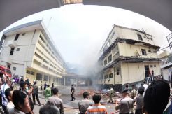Aksi Heroik Petugas Padamkan Kebakaran di Mapolda Jateng