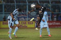 Stok Terbatas, Arema Modifikasi Formasi Lini Tengah