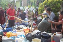 Warga Samarinda Berebut Air Bersih