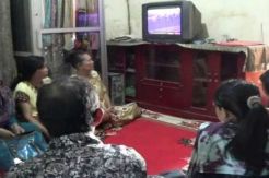 Tunggu Kabar, Keluarga Penumpang Aviastar Kumpul Depan TV
