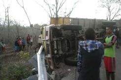 Truk Pengangkut Rombongan Pernikahan Terguling di Kefamenanu