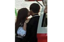 Kim So Eun Cium Mesra...