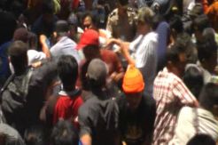Warga Berebut Air di Makam Pangeran Samudro