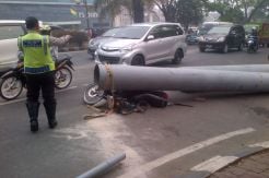Pipa Raksasa Timpa Pengendara Motor