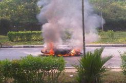 Motor Terbakar di Lampu Merah, Pengendara Kabur