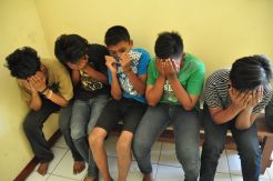 2 Cewek ABG dan 5 Pria...