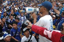 Bobotoh Dendangkan Lagu...