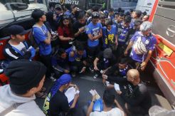 Babak Pertama Usai, Bobotoh Serbu Penjaja Makanan