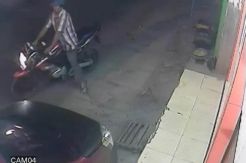 Aksi Pencuri Motor di Surabaya Terekam CCTV