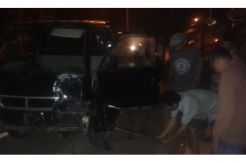 Hindari Motor, Pikap Seruduk Dua Rumah