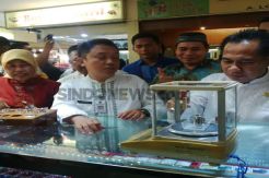 Hindari Kecurangan, Timbangan Batu Akik Pasar Rawa Bening Diuji