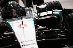 Hamilton Gigit Jari Lihat Hasil Latihan Pertama