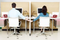 4 Taktik saat Anda Terlibat Asmara dengan Teman Sekantor