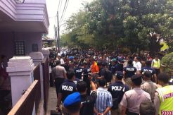 Warga Elok Penuhi Lokasi Rekonstruksi Pembunuhan Ibu dan Anak