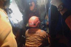 Truk Terguling Hantam Warung, Kernet Terjepit