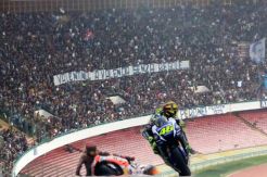 Bentangkan Spanduk di Stadion, Ultras Napoli Minta Rossi Balas Marquez