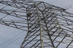 Kerap Dipukul Ayah, Remaja Ini Nekat Panjat Tower